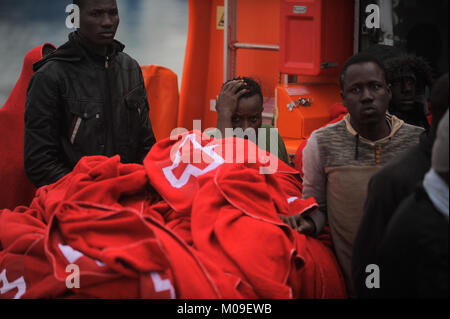 Malaga, Malaga, Spanien. 13 Jan, 2018. Migranten gesehen Aussteigen aus dem Boot der Spanischen Küstenwache, wie Sie auf spanischen Boden ankommen. Ankunft einer Gruppe von Migranten im Mittelmeer gerettet aus einem Beiboot. An Bord zwei Boote, Mitglieder der Spanischen Sicherheit auf See gerettet Insgesamt 109 Migranten in der Nähe der Küste von Malaga und kamen am Hafen von Malaga, wo sie durch das Spanische Rote Kreuz unterstützt wurden. Credit: Jesus Merida/SOPA/ZUMA Draht/Alamy leben Nachrichten Stockfoto