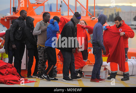 Malaga, Malaga, Spanien. 13 Jan, 2018. Migrantinnen und Migranten sind gegeben Decken durch das Spanische Rote Kreuz warm zu halten, wie sie in den Hafen von Málaga ankommen. Ankunft einer Gruppe von Migranten im Mittelmeer von einem Schlauchboot gerettet. An Bord zwei Boote, Mitglieder der Spanischen Sicherheit auf See gerettet Insgesamt 109 Migranten in der Nähe der Küste von Malaga und kamen am Hafen von Malaga, wo sie durch das Spanische Rote Kreuz unterstützt wurden. Credit: Jesus Merida/SOPA/ZUMA Draht/Alamy leben Nachrichten Stockfoto