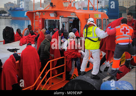 Malaga, Malaga, Spanien. 13 Jan, 2018. Migranten gesehen Aussteigen aus dem Boot der Spanischen Küstenwache, wie Sie auf spanischen Boden ankommen. Ankunft einer Gruppe von Migranten im Mittelmeer gerettet aus einem Beiboot. An Bord zwei Boote, Mitglieder der Spanischen Sicherheit auf See gerettet Insgesamt 109 Migranten in der Nähe der Küste von Malaga und kamen am Hafen von Malaga, wo sie durch das Spanische Rote Kreuz unterstützt wurden. Credit: Jesus Merida/SOPA/ZUMA Draht/Alamy leben Nachrichten Stockfoto