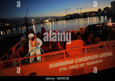 Malaga, Malaga, Spanien. 13 Jan, 2018. Migranten gesehen auf der Spanischen Küstenwache Boot gepackt, wie sie im Hafen von Málaga ankommen. Ankunft einer Gruppe von Migranten im Mittelmeer von einem Schlauchboot gerettet. An Bord zwei Boote, Mitglieder der Spanischen Sicherheit auf See gerettet Insgesamt 109 Migranten in der Nähe der Küste von Malaga und kamen am Hafen von Malaga, wo sie durch das Spanische Rote Kreuz unterstützt wurden. Credit: Jesus Merida/SOPA/ZUMA Draht/Alamy leben Nachrichten Stockfoto