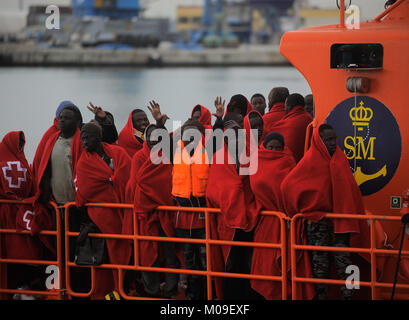 Malaga, Malaga, Spanien. 13 Jan, 2018. Migranten gesehen auf der Spanischen Küstenwache Boot gepackt, wie sie im Hafen von Málaga ankommen. Ankunft einer Gruppe von Migranten im Mittelmeer von einem Schlauchboot gerettet. An Bord zwei Boote, Mitglieder der Spanischen Sicherheit auf See gerettet Insgesamt 109 Migranten in der Nähe der Küste von Malaga und kamen am Hafen von Malaga, wo sie durch das Spanische Rote Kreuz unterstützt wurden. Credit: Jesus Merida/SOPA/ZUMA Draht/Alamy leben Nachrichten Stockfoto