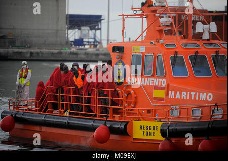 Malaga, Malaga, Spanien. 13 Jan, 2018. Migranten gesehen auf der Spanischen Küstenwache Boot gepackt, wie sie im Hafen von Málaga ankommen. Ankunft einer Gruppe von Migranten im Mittelmeer von einem Schlauchboot gerettet. An Bord zwei Boote, Mitglieder der Spanischen Sicherheit auf See gerettet Insgesamt 109 Migranten in der Nähe der Küste von Malaga und kamen am Hafen von Malaga, wo sie durch das Spanische Rote Kreuz unterstützt wurden. Credit: Jesus Merida/SOPA/ZUMA Draht/Alamy leben Nachrichten Stockfoto