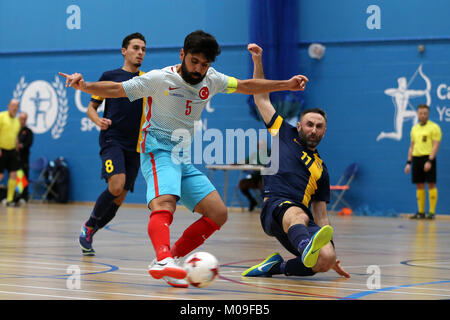 Cardiff, Großbritannien. 19 Jan, 2018. Taube Futsal-EM-Qualifikationsturnier. Aktion aus dem Schweden v Türkei (in Weiß) passen in Cardiff Metropolitan University, in Cardiff, South Wales am Freitag, den 19. Januar 2018. pic von der Credit: Andrew Obstgarten/Alamy leben Nachrichten Stockfoto