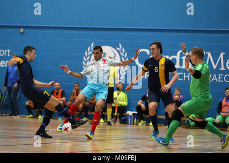 Cardiff, Großbritannien. 19 Jan, 2018. Taube Futsal-EM-Qualifikationsturnier. Aktion aus dem Schweden v Türkei (in Weiß) passen in Cardiff Metropolitan University, in Cardiff, South Wales am Freitag, den 19. Januar 2018. pic von der Credit: Andrew Obstgarten/Alamy leben Nachrichten Stockfoto