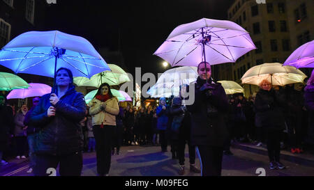 London, Großbritannien. 19 Jan, 2018. "Die Dach-Projekt" von Cirque Bijou (UK) führt in Piccadilly. Lumiere London, der Hauptstadt der größten Arts Festival durch den Bürgermeister von London in Auftrag gegeben und von Artischocke produziert. Lichtinstallationen von führenden Künstlern eingerichtet worden, sowohl im Norden als auch im Süden des Flusses für die öffentlichkeit zur Ansicht vom 18.-21. Januar. Credit: Stephen Chung/Alamy leben Nachrichten Stockfoto