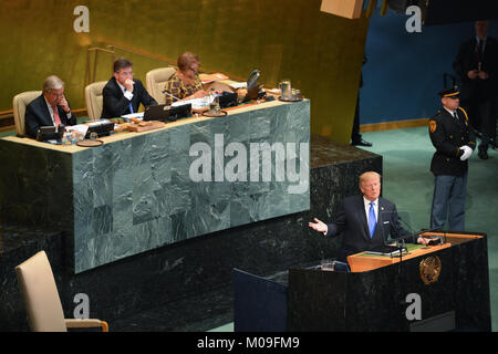 (180119) - NEW YORK, Jan. 19, 2018 (Xinhua) - Datei Foto auf Sept. 19, 2017 zeigt US-Präsident Donald Trump (vorne) während der Generaldebatte der 72. Sitzung der Generalversammlung der Vereinten Nationen spricht, auf das UN-Hauptquartier in New York. Jan. 20, 2018 erreicht ein Jahr Mark für Donald Trump als 45. Präsident der Vereinigten Staaten. Ein Jahr Präsidentschaft US-Präsident Donald Trump, die Unsicherheiten und Ängste über seine unkonventionellen Playbook erscheinen nicht vermindert haben. Als er versucht, seine Wahlversprechen, die scheinen, umstritten und auch inakzeptabel zu implementieren Stockfoto