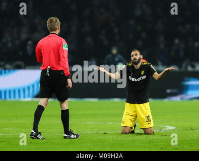 Berlin, Deutschland. 19 Jan, 2018. Dortmunder Oemer Toprak (R) beschwert sich bei den Schiedsrichter während eines Deutschen Bundesligaspiel zwischen Hertha BSC und Borussia Dortmund, in Berlin, Hauptstadt der Bundesrepublik Deutschland, Jan. 19, 2018. Das Spiel endete 1-1. Credit: Shan Yuqi/Xinhua/Alamy leben Nachrichten Stockfoto