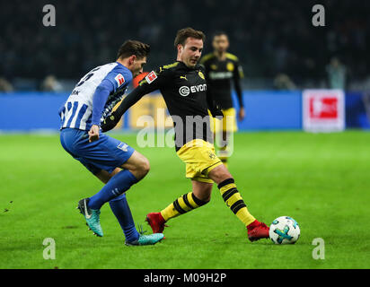 Berlin, Deutschland. 19 Jan, 2018. Dortmunder Mario Götze (R) Mias bei Hertha von Niklas Stark während eines Deutschen Bundesligaspiel zwischen Hertha BSC und Borussia Dortmund, in Berlin, Hauptstadt der Bundesrepublik Deutschland, Jan. 19, 2018. Das Spiel endete 1-1. Credit: Shan Yuqi/Xinhua/Alamy leben Nachrichten Stockfoto