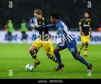 Berlin, Deutschland. 19 Jan, 2018. Dortmunder Andre Schuerrle (L) Mias bei Hertha's Valentino Lazaro während eines Deutschen Bundesligaspiel zwischen Hertha BSC und Borussia Dortmund, in Berlin, Hauptstadt der Bundesrepublik Deutschland, Jan. 19, 2018. Das Spiel endete 1-1. Credit: Shan Yuqi/Xinhua/Alamy leben Nachrichten Stockfoto