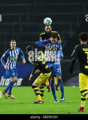 Berlin, Deutschland. 19 Jan, 2018. Dortmunder Oemer Toprak (Zurück) Mias bei Hertha von Davie Selke während eines Deutschen Bundesligaspiel zwischen Hertha BSC und Borussia Dortmund, in Berlin, Hauptstadt der Bundesrepublik Deutschland, Jan. 19, 2018. Das Spiel endete 1-1. Credit: Shan Yuqi/Xinhua/Alamy leben Nachrichten Stockfoto