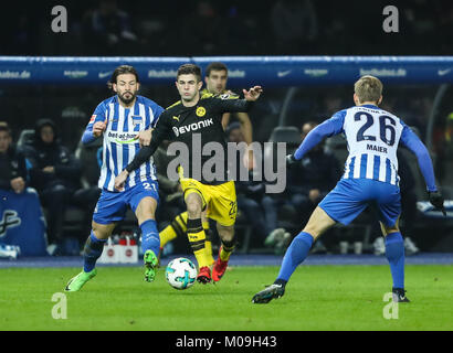 Berlin, Deutschland. 19 Jan, 2018. Dortmunder Christian Pulisic (C) Mias bei Hertha von Marvin Plattenhardt (L) während eines Deutschen Bundesligaspiel zwischen Hertha BSC und Borussia Dortmund, in Berlin, Hauptstadt der Bundesrepublik Deutschland, Jan. 19, 2018. Das Spiel endete 1-1. Credit: Shan Yuqi/Xinhua/Alamy leben Nachrichten Stockfoto