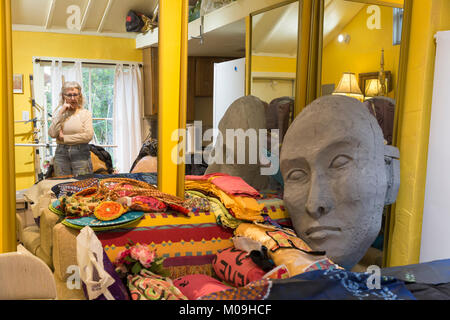 Seattle, Washington, USA. 19 Jan, 2018. Norma Baum bei der Arbeit in ihrem Ballard Studio vorbereiten für März das Seattle Frauen 2.0. Zusammen mit einem Team von Freiwilligen, Sie erstellt eine Sammlung von Frauen Marionetten für März des ursprünglichen Womxn auf Seattle im Jahr 2017. Betitelt "Der Wächter", die Puppen sind aktuelle und historische feministische Zahlen inklusive Dolores Huerta, Rosa Parks und Helen Keller. Das Seattle Frauen März 2.0 ist eine organisierte Rallye und bis zum März des ursprünglichen Womxn auf Seattle folgen. Credit: Paul Christian Gordon/Alamy leben Nachrichten Stockfoto