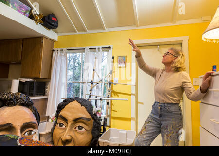 Seattle, Washington, USA. 19 Jan, 2018. Norma Baum bei der Arbeit in ihrem Ballard Studio vorbereiten für März das Seattle Frauen 2.0. Zusammen mit einem Team von Freiwilligen, Sie erstellt eine Sammlung von Frauen Marionetten für März des ursprünglichen Womxn auf Seattle im Jahr 2017. Betitelt "Der Wächter", die Puppen sind aktuelle und historische feministische Zahlen inklusive Dolores Huerta, Rosa Parks und Helen Keller. Das Seattle Frauen März 2.0 ist eine organisierte Rallye und bis zum März des ursprünglichen Womxn auf Seattle folgen. Credit: Paul Christian Gordon/Alamy leben Nachrichten Stockfoto