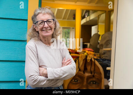 Seattle, Washington, USA. 19 Jan, 2018. Norma Baum bei der Arbeit in ihrem Ballard Studio vorbereiten für März das Seattle Frauen 2.0. Zusammen mit einem Team von Freiwilligen, Sie erstellt eine Sammlung von Frauen Marionetten für März des ursprünglichen Womxn auf Seattle im Jahr 2017. Betitelt "Der Wächter", die Puppen sind aktuelle und historische feministische Zahlen inklusive Dolores Huerta, Rosa Parks und Helen Keller. Das Seattle Frauen März 2.0 ist eine organisierte Rallye und bis zum März des ursprünglichen Womxn auf Seattle folgen. Credit: Paul Christian Gordon/Alamy leben Nachrichten Stockfoto