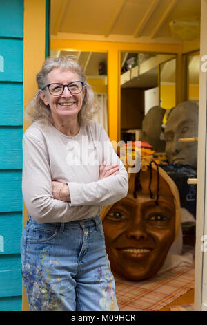 Seattle, Washington, USA. 19 Jan, 2018. Norma Baum bei der Arbeit in ihrem Ballard Studio vorbereiten für März das Seattle Frauen 2.0. Zusammen mit einem Team von Freiwilligen, Sie erstellt eine Sammlung von Frauen Marionetten für März des ursprünglichen Womxn auf Seattle im Jahr 2017. Betitelt "Der Wächter", die Puppen sind aktuelle und historische feministische Zahlen inklusive Dolores Huerta, Rosa Parks und Helen Keller. Das Seattle Frauen März 2.0 ist eine organisierte Rallye und bis zum März des ursprünglichen Womxn auf Seattle folgen. Credit: Paul Christian Gordon/Alamy leben Nachrichten Stockfoto