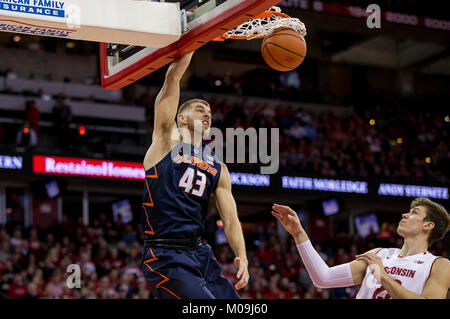 Madison, WI, USA. 19 Jan, 2018. Illinois Fighting Illini, Michael Finke #43 Kerben auf einem Dunk in der ersten Hälfte des NCAA Basketball Spiel zwischen den Illinois Fighting Illini und die Wisconsin Badgers in der Kohl Center in Madison, WI. Wisconsin besiegt Illinois 75-50. John Fisher/CSM/Alamy leben Nachrichten Stockfoto