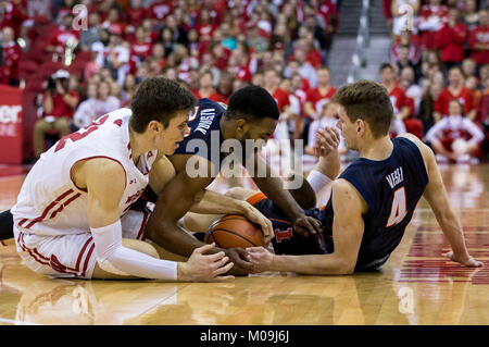 Madison, WI, USA. 19 Jan, 2018. Wisconsin Dachse vorwärts Ethan Happ #22 Kämpfe für eine lose Kugel unter Illinois Spieler während der NCAA Basketball Spiel zwischen den Illinois Fighting Illini und die Wisconsin Badgers in der Kohl Center in Madison, WI. Wisconsin besiegt Illinois 75-50. John Fisher/CSM/Alamy leben Nachrichten Stockfoto