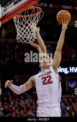 Madison, WI, USA. 19 Jan, 2018. Wisconsin Dachse vorwärts Ethan Happ #22 Kerben auf der Fahrt zum Korb während der NCAA Basketball Spiel zwischen den Illinois Fighting Illini und die Wisconsin Badgers in der Kohl Center in Madison, WI. Wisconsin besiegt Illinois 75-50. John Fisher/CSM/Alamy leben Nachrichten Stockfoto