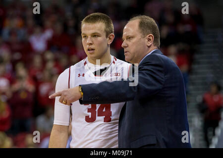 Madison, WI, USA. 19 Jan, 2018. Wisconsin Trainer Greg Gard Gespräche mit Wisconsin Dachse guard Brad Davison #34 während der NCAA Basketball Spiel zwischen den Illinois Fighting Illini und die Wisconsin Badgers in der Kohl Center in Madison, WI. Wisconsin besiegt Illinois 75-50. John Fisher/CSM/Alamy leben Nachrichten Stockfoto