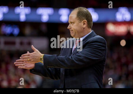 Madison, WI, USA. 19 Jan, 2018. Wisconsin Trainer Greg Gard nicht einverstanden ist mit einem Anruf während der NCAA Basketball Spiel zwischen den Illinois Fighting Illini und die Wisconsin Badgers in der Kohl Center in Madison, WI. Wisconsin besiegt Illinois 75-50. John Fisher/CSM/Alamy leben Nachrichten Stockfoto