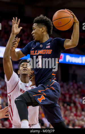 Madison, WI, USA. 19 Jan, 2018. Illinois Fighting Illini guard Trent Frazier #1 erhält, in der Luft, die in den Warenkorb während der NCAA Basketball Spiel zwischen den Illinois Fighting Illini und die Wisconsin Badgers in der Kohl Center in Madison, WI gefangen. Wisconsin besiegt Illinois 75-50. John Fisher/CSM/Alamy leben Nachrichten Stockfoto