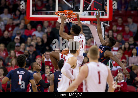 Madison, WI, USA. 19 Jan, 2018. Wisconsin Dachse guard Khalil Iverson #21 Kerben auf einem Dunk während der NCAA Basketball Spiel zwischen den Illinois Fighting Illini und die Wisconsin Badgers in der Kohl Center in Madison, WI. Wisconsin besiegt Illinois 75-50. John Fisher/CSM/Alamy leben Nachrichten Stockfoto