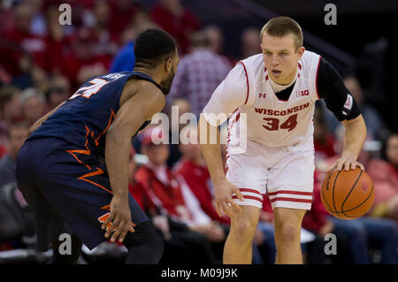 Madison, WI, USA. 19 Jan, 2018. Wisconsin Dachse guard Brad Davison #34 in Aktion während der NCAA Basketball Spiel zwischen den Illinois Fighting Illini und die Wisconsin Badgers in der Kohl Center in Madison, WI. Wisconsin besiegt Illinois 75-50. John Fisher/CSM/Alamy leben Nachrichten Stockfoto