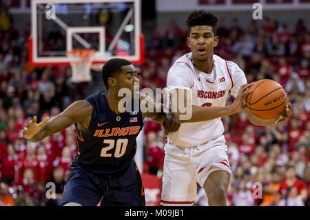 Madison, WI, USA. 19 Jan, 2018. Wisconsin Dachse vor aleem Ford #2 in Aktion während der NCAA Basketball Spiel zwischen den Illinois Fighting Illini und die Wisconsin Badgers in der Kohl Center in Madison, WI. Wisconsin besiegt Illinois 75-50. John Fisher/CSM/Alamy leben Nachrichten Stockfoto