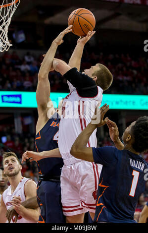 Madison, WI, USA. 19 Jan, 2018. Wisconsin Dachse guard Brad Davison #34 ist verschmutzt, oben zu gehen für einen Schuß während der NCAA Basketball Spiel zwischen den Illinois Fighting Illini und die Wisconsin Badgers in der Kohl Center in Madison, WI. Wisconsin besiegt Illinois 75-50. John Fisher/CSM/Alamy leben Nachrichten Stockfoto