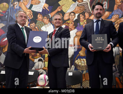 Mexiko City, Mexiko. 19 Jan, 2018. In Mexico City Bürgermeister Miguel Angel Mancera (C) wirft mit Decio de Maria (L), Präsident der mexikanischen Fußball-Verband und Yon de Luisa (R), Direktor des gemeinsamen Angebots für die nächste Fußball-WM 2026 in Nordamerika, bei der Vorstellung des gemeinsamen Angebots für die nächste Fußball-WM 2026 in Nordamerika. Mexiko, USA und Kanada angekündigt, ein gemeinsames Angebot der 2026 World Cup am Montag auf der Bühne, mit dem Ziel, die ersten drei werden - Co-hosts in der Geschichte der prunkstück Tour Credit der FIFA: Alejandra Gonzalez/Alamy leben Nachrichten Stockfoto