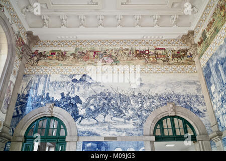 Porto, Portugal. 22 Sep, 2017. Azulejo Panels auf der ikonischen Sao Bento Bahnhof, einem Gebäude aus dem 19. Jahrhundert Bahnhof an der die Überreste des Klosters von SÃ £ o Bento da Avé Maria Kreditkarte: Kreditkarte: / ZUMA Draht/Alamy leben Nachrichten Stockfoto