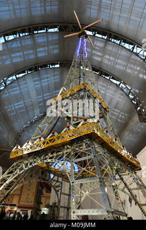 London, Großbritannien. 19 Jan, 2018. Ein Lego-baukasten Eiffelturm auf Anzeige an der London Model Engineering Ausstellung, Alexandra Palace, London. Die Londoner Modell Engineering Ausstellung ist jetzt in seinem 22. Jahr und zieht rund 14.000 Besucher an. Die Show bietet ein Schaufenster für die gesamte Palette der Modellierung von traditionellen Model Engineering, Dampflokomotiven und Zugmaschinen bis hin zu den moderneren Gadget und Jungen Spielzeug einschließlich Lkw, Boote, Flugzeuge und Hubschrauber. Quelle: Michael Preston/Alamy leben Nachrichten Stockfoto