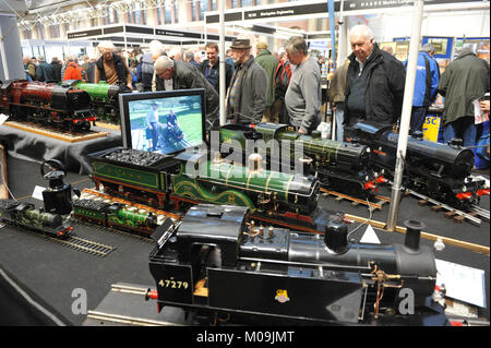 London, Großbritannien. 19 Jan, 2018. Männer an der entwickelten Modelle der Züge an der London Model Engineering Ausstellung, die heute im Alexandra Palace, London eröffnet. Die Show, in der nun in seinem 22. Jahr ist, zieht rund 14.000 Besucher und ist der größte seiner Art in Großbritannien. Quelle: Michael Preston/Alamy leben Nachrichten Stockfoto