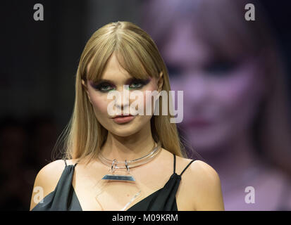 Berlin, Deutschland. 18 Jan, 2018. Modell Bonnie seltsame Wanderungen auf dem Laufsteg während der maybelline Urban Modenschau auf der Mercedes-Benz Fashion Week in Berlin, Deutschland, 18. Januar 2018. Credit: Soeren Stache/dpa/Alamy leben Nachrichten Stockfoto