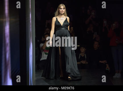 Berlin, Deutschland. 18 Jan, 2018. Modell Bonnie seltsame Wanderungen auf dem Laufsteg während der maybelline Urban Modenschau auf der Mercedes-Benz Fashion Week in Berlin, Deutschland, 18. Januar 2018. Credit: Soeren Stache/dpa/Alamy leben Nachrichten Stockfoto