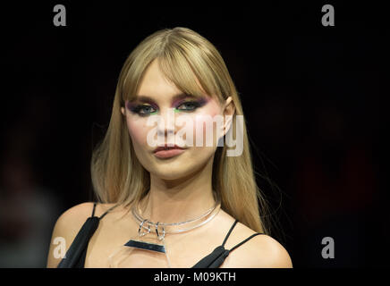 Berlin, Deutschland. 18 Jan, 2018. Modell Bonnie seltsame Wanderungen auf dem Laufsteg während der maybelline Urban Modenschau auf der Mercedes-Benz Fashion Week in Berlin, Deutschland, 18. Januar 2018. Credit: Soeren Stache/dpa/Alamy leben Nachrichten Stockfoto