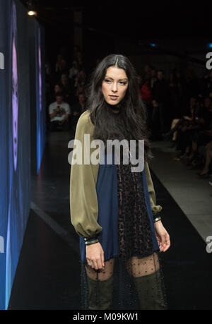 Berlin, Deutschland. 18 Jan, 2018. Modell Rebecca Mir Spaziergänge über den Laufsteg während der maybelline Urban Modenschau auf der Mercedes-Benz Fashion Week in Berlin, Deutschland, 18. Januar 2018. Credit: Soeren Stache/dpa/Alamy leben Nachrichten Stockfoto