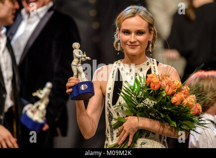 Schauspielerin Diane Kruger hält ihre Trophäe in ihren Händen nach der Verleihung des Bayerischen Filmpreises 2017 in München, Deutschland, 19. Januar 2018. Krüger (Beste Hauptdarstellerin) wurde ausgezeichnet für ihren neuen Film "Fade" (Aus dem Nichts). Foto: Matthias Balk/dpa Stockfoto