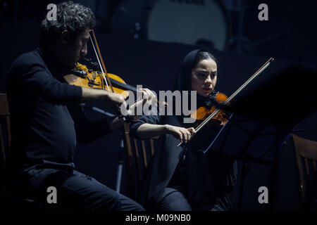 Teheran, Iran. 19 Jan, 2018. Italienische Musiker bei einem Konzert in der letzten Nacht von 33 Fadjr International Music Festival in Teheran, Iran, Jan. 19, 2018. Credit: Ahmad Halabisaz/Xinhua/Alamy leben Nachrichten Stockfoto