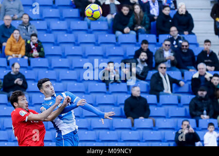 Cornella del Llobregat, Spanien. 18 Jan, 2018. RCDE Stadium, Cornella del Llobregat, Barcelona, Spanien. Franco Vazquez und Mario Hermoso kämpfen für eine Antenne Kugel während des La Liga Match in der 20. Runde zwischen RCD Espanyol v FC Sevilla an RCDE Stadion am 21. Januar 2018 in Carmella del Llobregat, Barcelona, Spanien. Credit: G. Loinaz/Alamy leben Nachrichten Stockfoto