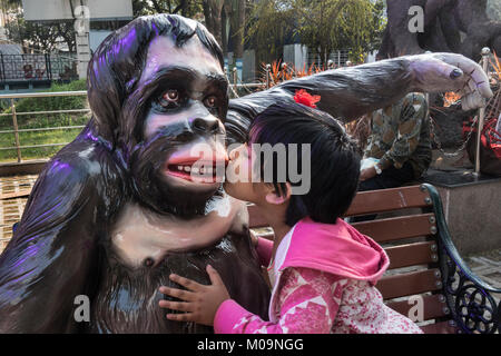 Kolkata. 20 Jan, 2018. Ein Mädchen küsse ein Modell Gorilla, als sie zu Besuch in der 7. Edition von Kolkata International Children's Film Festival in Kolkata, Indien am Jan. 20, 2018. Credit: tumpa Mondal/Xinhua/Alamy leben Nachrichten Stockfoto