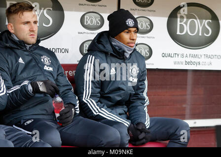 Lukas Shaw & Marcus Rashford Burnley FC V MANCHESTER UNITED FC Burnley FC V MANCHESTER UNITED FC 20 Januar 2018 GBB 6102 Premier League 20/01/18, Turf Moor, BURNLEY STRENG redaktionelle Verwendung. Wenn der Spieler/Spieler in diesem Bild dargestellt ist/Spielen für einen englischen Club oder das England National Team. Dann ist dieses Bild darf nur für redaktionelle Zwecke verwendet werden. Keine kommerzielle Nutzung. Folgende Verwendungen sind auch dann eingeschränkt, wenn in einem redaktionellen Kontext: Verwendung in Verbindung mit oder als Teil eines nicht autorisierten Audio-, Video-, Daten-, Spielpläne, Verein/liga Logos, Wetten, Spiele oder' Stockfoto