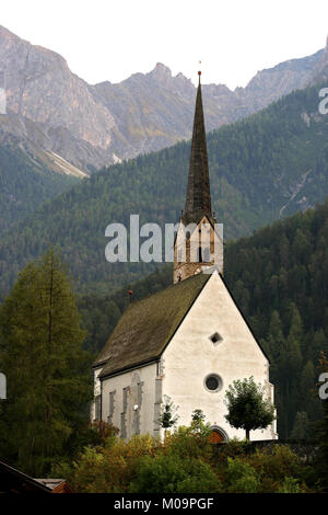 Alte Kirche in Guarda, Schweiz Stockfoto