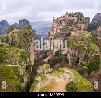 Antenne drone Bild von Meteora. Die Meteora ist eine Felsformation in Zentral Griechenland Hosting eines der größten und bedeutendsten steilen errichtet Komplexe. Stockfoto
