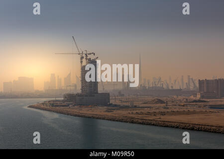 Dubai Docks mit Burj Kalifa im Hintergrund Stockfoto