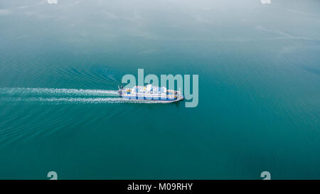 IGOUMENITSA/GRIECHENLAND - Januar 15, 2017: Antenne drone Bild einer Fähre von Korfu nach Igoumenitsa Griechenland reisen. Stockfoto