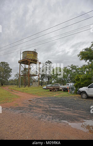 Altes Eisen Wassertank in Thallon in Queensland, Australien, mit den Städten geschrieben Name im Wild West Stil font Stockfoto