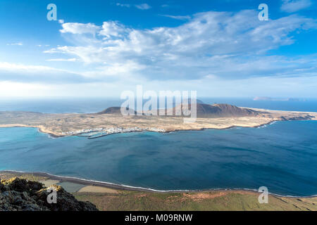 Panoramablick auf den vulkanischen Küstenlinie und Isla Graciosa vom Mirador del Rio auf Lanzarote. Stockfoto