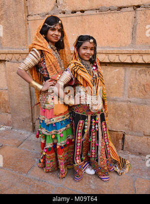 Maharani Schwestern für die Kamera in Jaisalmer, Rajasthan, Indien posing Stockfoto