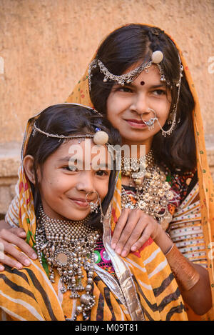 Maharani Schwestern für die Kamera in Jaisalmer, Rajasthan, Indien posing Stockfoto